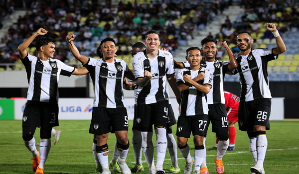 Pemain Terengganu FC (TFC) Diego Landis (tengah) meraikan kejayaan setelah menjaringkan gol pertama buat pasukannya semasa menentang pasukan Kelantan The Real Warriors FC (TRW) pada saingan Liga Super 2025/2026 di Stadium Sultan Mizan Zainal Abidin, Gong Badak, malam tadi / BERNAMA